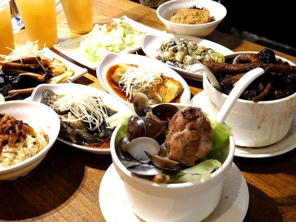 【台北善導寺】雙月食品社雞湯與台灣古早料理的超讚選擇!!油飯真的一定要來吃+東石的鮮蚵太美味了!!