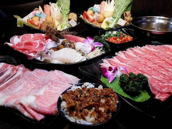 【中和永安市場火鍋推薦】鮮來一鍋,活跳蝦+嚴選牛肉+美味滷肉飯+飲料點心超多的!!一吃成主顧的鮮來一鍋^^