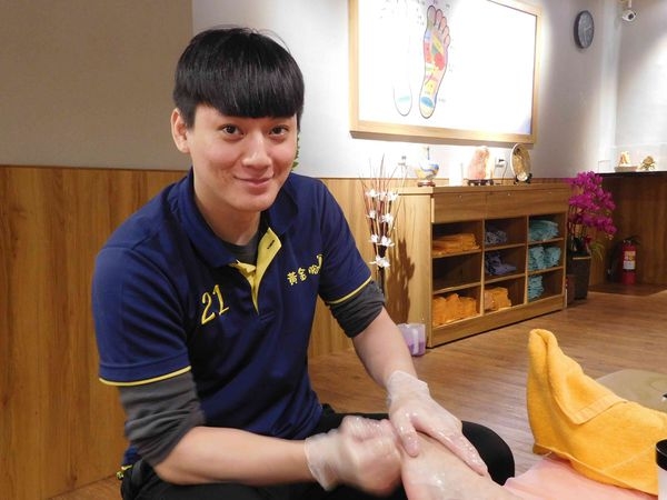 【台北車站腳底按摩】黃金腳足體養生館,高CP值超優質北車按摩館,技術優,內有小鮮肉按摩師!!有影片