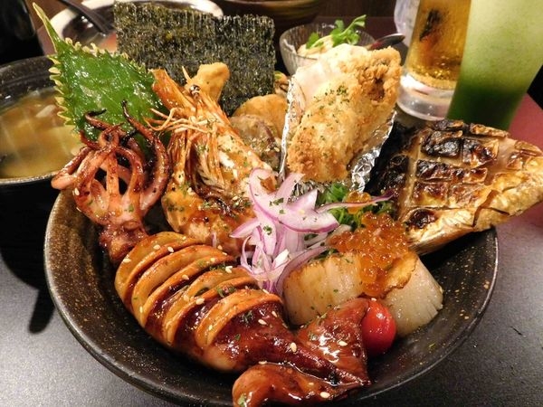 漂丿燒肉食堂^^東區216無敵美食~無敵好吃的燒肉丼+海鮮丼在這裡!!食物超好吃+份量超讚+擺盤漂亮^^鴨子還要再去吃啦!!
