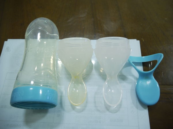 (開箱)Nuby 矽膠餵食器2階段組