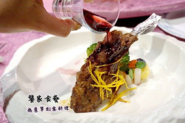 食記▍宜蘭冬山無菜單料理推薦《饕家食藝》嫩到無敵的紅酒佐紐西蘭羔羊嫩肩排,簡直神美味!