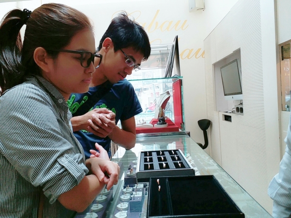 情侶在嘉寶珠寶展示櫃前看戒指