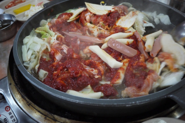 首爾 2012新村춘천집 닭갈비 막국수春川家辣炒雞排