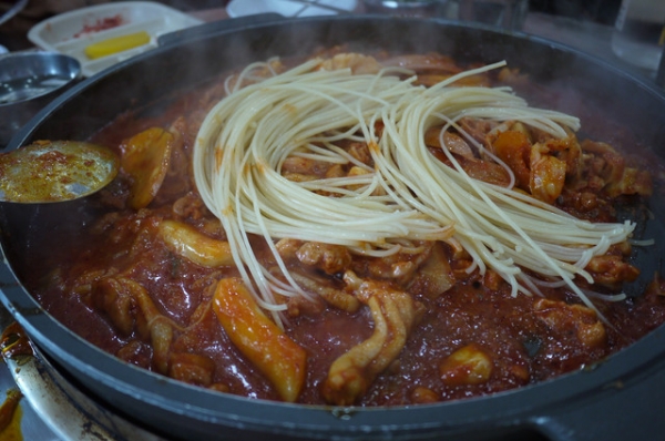 首爾 2012新村춘천집 닭갈비 막국수春川家辣炒雞排