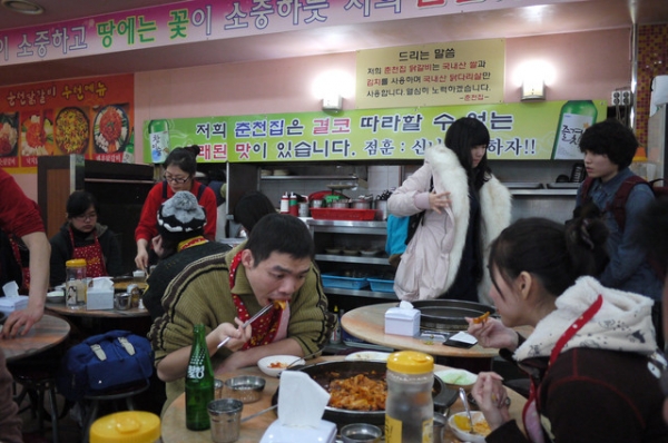 首爾 2012新村춘천집 닭갈비 막국수春川家辣炒雞排