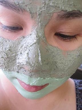 痘痘爬滿我的臉 泥狀面膜救救我