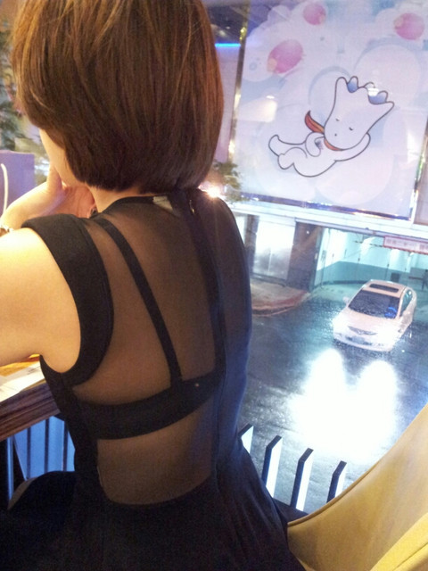 上这件我真的觉得我是背影杀手xdddddd 不过拍照起来这件看起来也太透