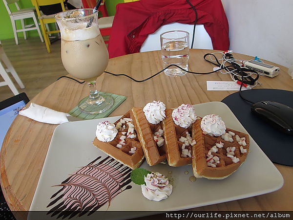 台中.會爆汁的玫瑰蘋果鬆餅@Daily cafe(+wifi)