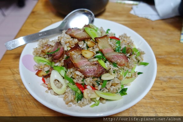 台中水市場.色香味俱全的手工眷村蒜苗臘肉炒飯@張婆眷村臘肉