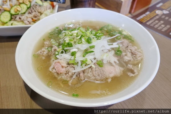 台中逢甲.70元湯甜肉嫩清爽可口的生牛肉河粉@安南品河粉