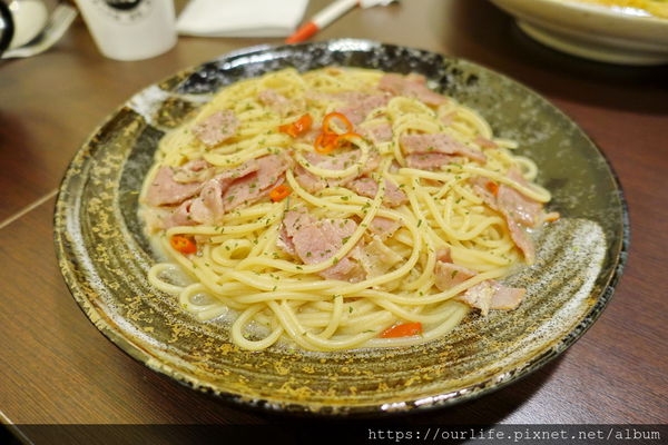台中北區.130元料多味美量更多的蒜辣培根義麵@阿比基PASTA