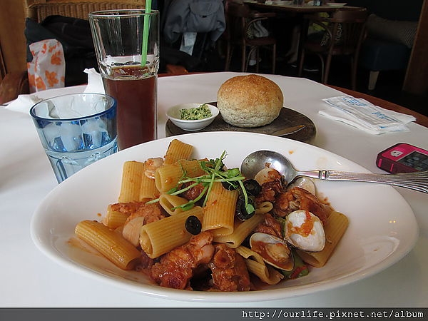 台中.有夠貴的辣味茄汁蛤蜊雞腿水管麵@Joy's Cafe(+wifi)