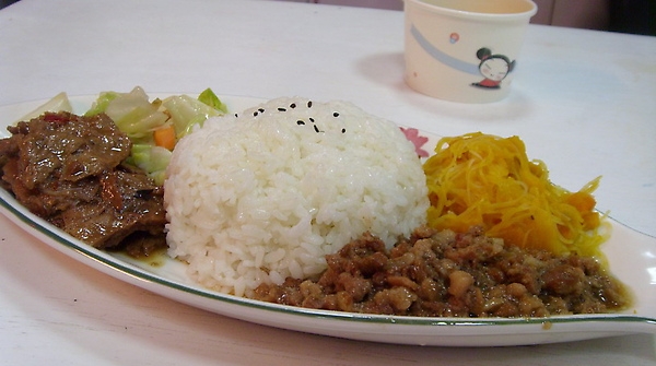 台中.39元香燥飯便當@新聞快餐店