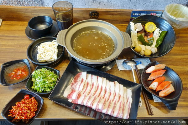 台中東區.價平味美湯頭甜的培根牛肉火鍋@拾甲鍋物