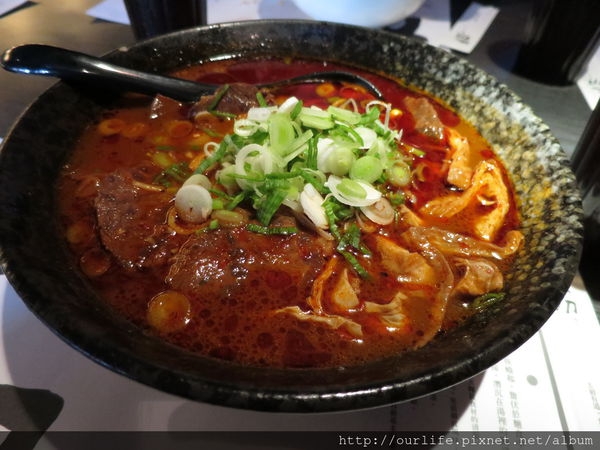 台中南屯.牛肉大塊份量足的麻辣牛肉麵@太初麵食