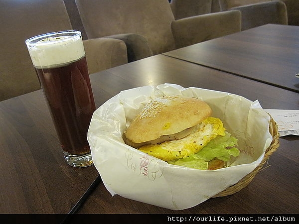 台中.59元風味雞肉漢堡活力早餐@艾樂瑪早午餐(wifi)