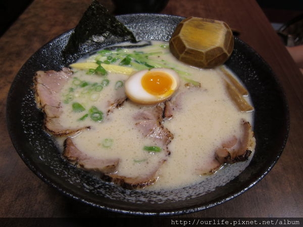 台中深夜食堂.湯濃麵Q肉大塊的豚骨叉燒拉麵@阪田拉麵