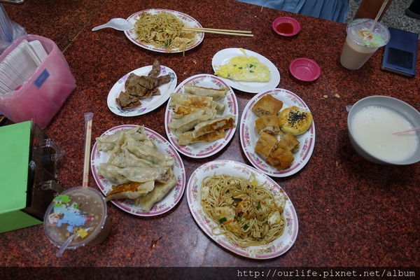 豐原深夜食堂.飽滿充實肉汁足的肥滋滋鍋貼@無名燒餅豆漿