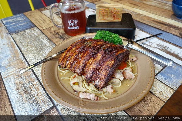 逢甲大學.肉感十足大份滿意的醬烤豬肋排義粉@瑰覓Brunch