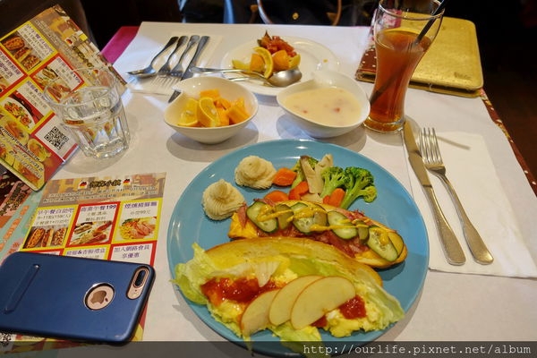 台中北區.158元德式煙燻豬腳早午餐@德森小鎮日耳曼餐坊(+WIFI)