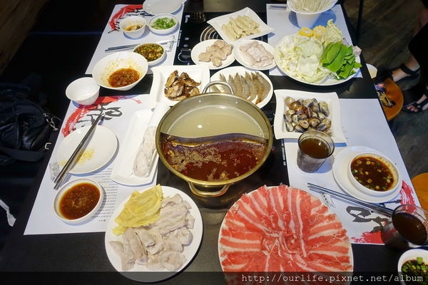 台中東區.吃到傾盆大水迎頭澆的麻辣鍋@鼎城麻辣鍋