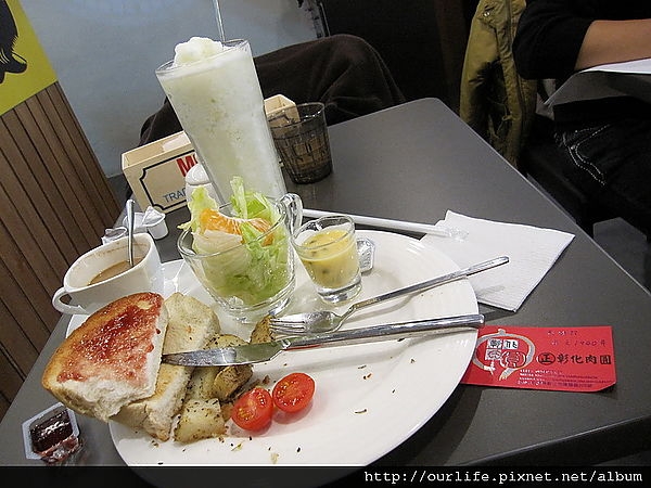 台中.2/15前臉書打卡送檸檬冰沙的超值早餐@鯊魚咬吐司(+wifi)