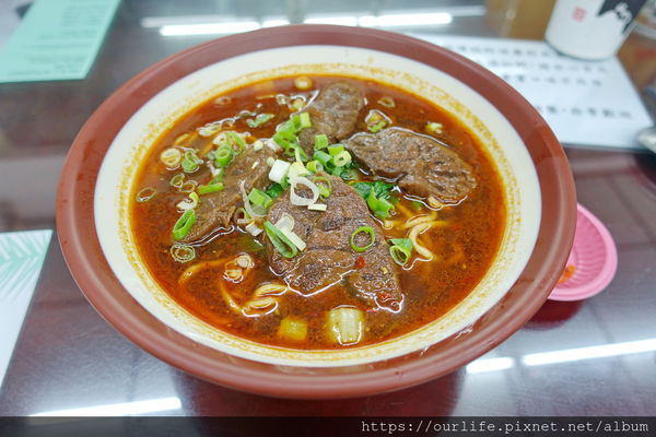 台中.香濃過癮湯濃肉嫩的麻辣牛肉麵@懷舊麵食館