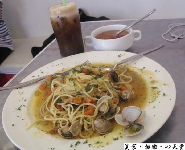 台中.5星品質路邊價青醬海鮮義大利麵@天堂早午餐(+wifi)