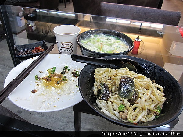 台中.麻辣皮蛋麵@麵桿子麵館