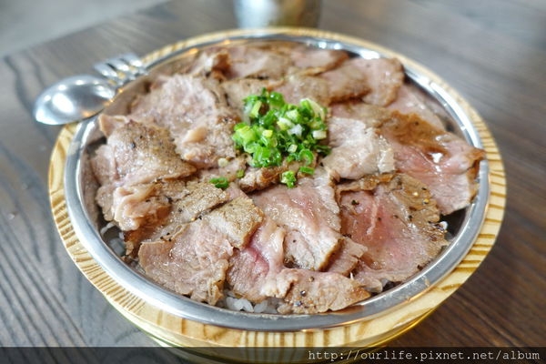 台中SOGO商圈.199元肉感滿分的香煎鹽燒牛肉麻婆飯@晨間朝食