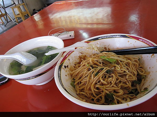 台中.辣到眼淚鼻水共共勞的麻辣乾麵@丫喜的店(+wifi)