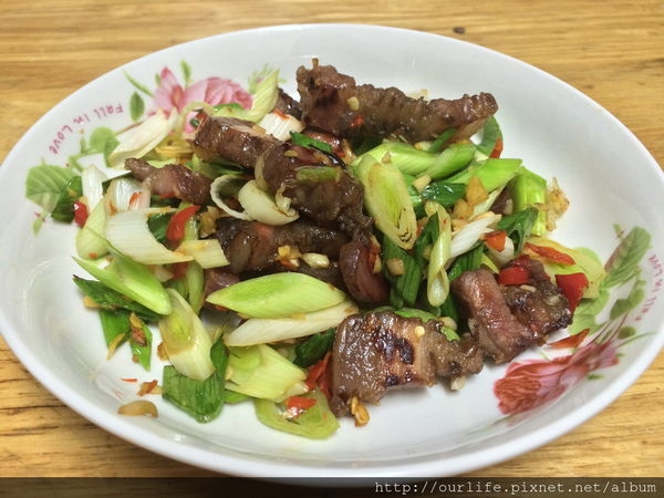 中彰.蒜甜肉脆的香辣蒜苗臘肉@張姐臘肉
