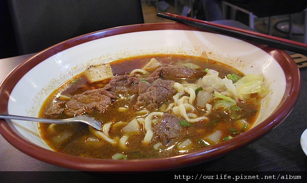 台中.有堅持還會爆汁的麻辣牛肉麵@一中商圈here50麵店
