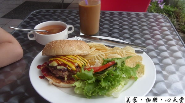台中.99元超值熔岩漢堡套餐@天堂早午餐(+wifi)
