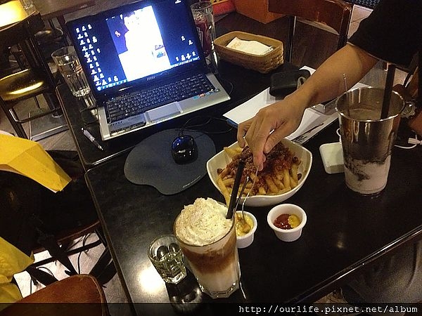 台中.酥脆又軟嫩的辣肉醬薯條@Burger Joint 7分so(+wifi)
