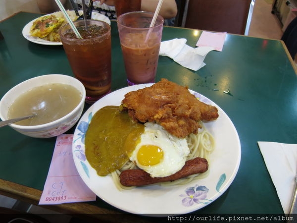 香港九龍灣必吃.20年皮酥肉嫩比臉大的酥炸雞腿咖哩飯@珍寶美食