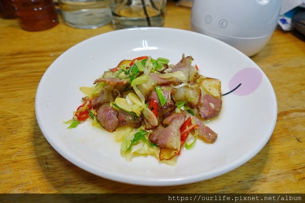 台中水湳.瘦肉鹹香皮Q脆的蒜苗辣味臘肉@張婆臘肉