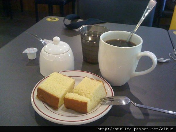 台中.飽口福又有帥哥養眼的下午茶@鯊魚咬吐司(+wifi)