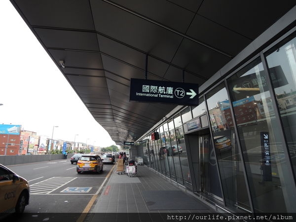 台中出發玩香港.磅礡落成的清泉崗機場VS港龍航空