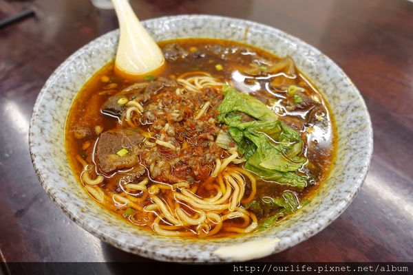 台中東山.肉多筋多吃到翻的香辣雙拼牛肉麵@尊品汁牛肉麵