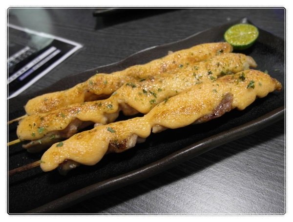 (新北市板橋美食-江子翠捷運站) 9% 酒趴旋轉串燒bar~消費打卡享10元銅板價照燒醬特製飯