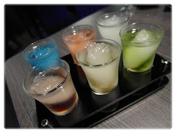 (新北市板橋美食-江子翠捷運站) 9% 酒趴旋轉串燒bar~消費打卡享10元銅板價照燒醬特製飯