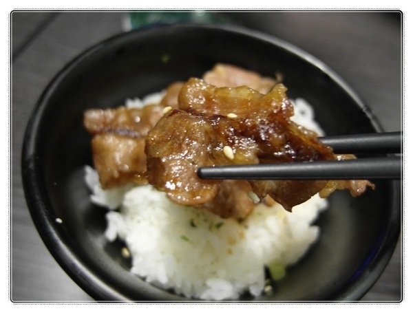 (新北市板橋美食-江子翠捷運站) 9% 酒趴旋轉串燒bar~消費打卡享10元銅板價照燒醬特製飯