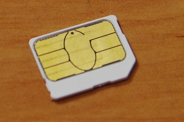 nano剪卡教学 iphone真的是很强势的产品,连sim卡都是特殊规格 而电信