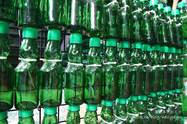 工厂内到处可以看到玻璃的弹珠汽水瓶