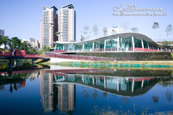 【台中西屯區】都市中乍見地下景觀公園.秋紅谷廣場