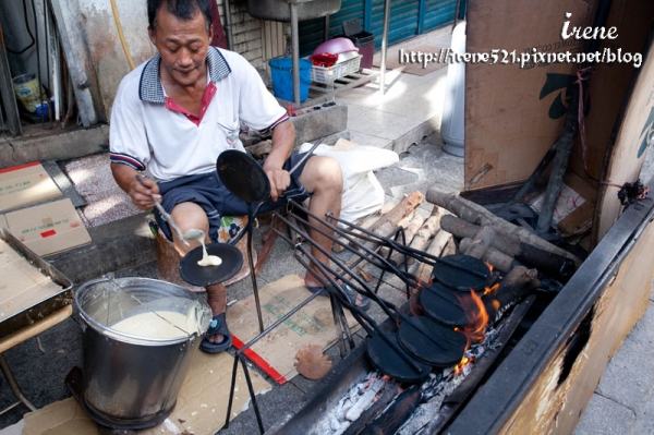 【金門】模範街美食.用炭火現烤現捲的金門手工蛋捲