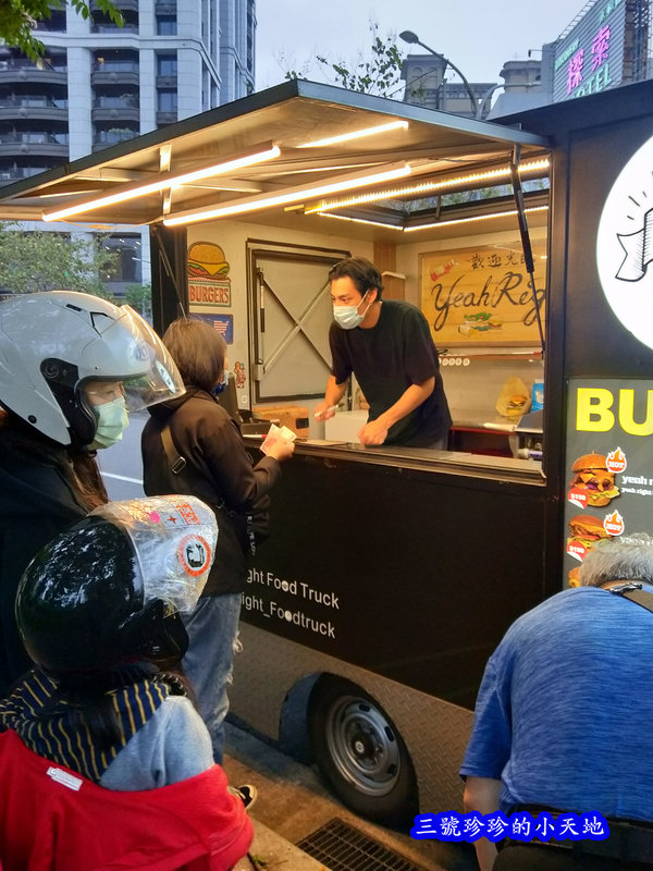 Yeah Right Food Truck 漢堡餐車.台北漢堡餐車推薦.Yeah Right Burger.不定點漢堡餐車每日限量