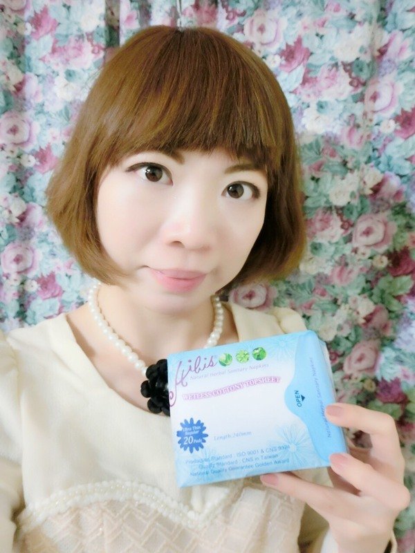 自從有了HIBIS「木槿花草本3D瞬潔衛生棉」及「木槿花草本輕薄護墊」後~覺得自己身為女人真棒呢~私密處舒爽清香不悶悶喔!
